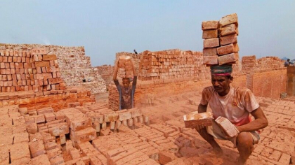 Imagini unice cu campurile de caramida din Bangladesh. Muncitorii cara cate 20 de kilograme pe cap - FOTO