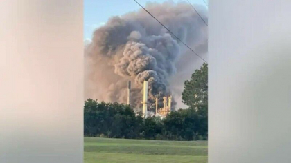 Incendiu urias la o uzina chimica din SUA. Localnicii au fost evacuati din cauza fumului toxic - VIDEO Incendiu urias la o uzina chimica din SUA. Localnicii au fost evacuati din cauza fumului toxic - VIDEO