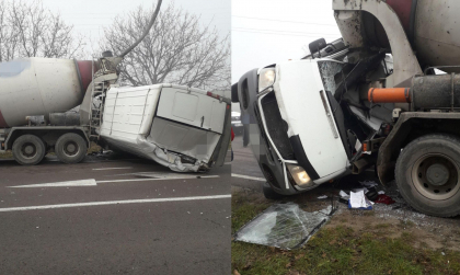 Noi detalii despre accidentul de la Soroca. Microbuzul care a ajuns in autobetoniera a fost lovit de un camion. Doua persoane - transportate la spital. Cum s-a intamplat totul - FOTO Noi detalii despre accidentul de la Soroca. Microbuzul care a ajuns in autobetoniera a fost lovit de un camion. Doua persoane - transportate la spital. Cum s-a intamplat totul - FOTO