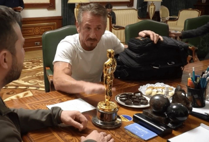 Actorul american Sean Penn a lasat la Kiev o statueta Oscar. „Va ramane in Ucraina pana la sfarsitul razboiului” Actorul american Sean Penn a lasat la Kiev o statueta Oscar. „Va ramane in Ucraina pana la sfarsitul razboiului”