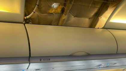 Un avion de pasageri a fost lovit de un glont in timp ce ateriza pe aeroportul unei capitale. Care ar fi cauza