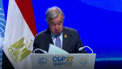 Momentul in care seful ONU isi da seama ca citeste discursul gresit. Toata sala a izbucnit in ras Momentul in care seful ONU isi da seama ca citeste discursul gresit. Toata sala a izbucnit in ras