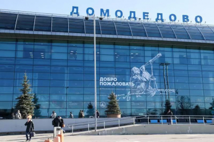 Jaf ca-n filme la un aeroport international din Moscova: Barbati inarmati cu mitraliere au furat saci cu 4 milioane de dolari