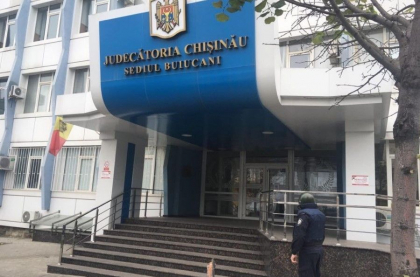 Ultima ora. Alerta cu bomba la Judecatoria Buiucani din capitala. Serviciile specializate verifica cladirea