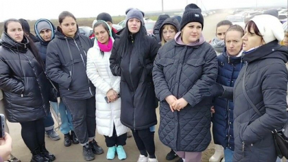 Scene dramatice. Sotiile soldatilor rusi s-au dus la granita cu Ucraina si cer sa-si ia barbatii inapoi acasa Scene dramatice. Sotiile soldatilor rusi s-au dus la granita cu Ucraina si cer sa-si ia barbatii inapoi acasa