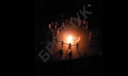 Ucrainenii danseaza in jurului focului in centrul orasului Herson, in ceea ce Zelenski numeste „o zi istorica” - VIDEO Ucrainenii danseaza in jurului focului in centrul orasului Herson, in ceea ce Zelenski numeste „o zi istorica” - VIDEO