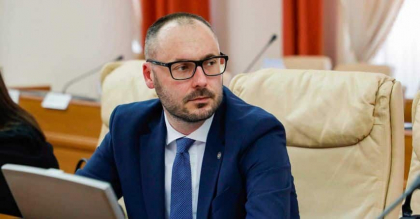 A spus ca sunt false, iar acum spune ca au fost trunchiate si rupte din context. O alta reactie a lui Litvinenco, dupa ce unii i-au solicitat sa isi dea demisia, dupa ce canalul sau de Telegram a fost spart, iar mai multe conversatii au fost facute publice