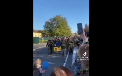 Imagini emotionante cu civili care ii intampina pe soldatii ucraineni in localitatile eliberate de sub ocupatie rusa in regiunea Herson - VIDEO Imagini emotionante cu civili care ii intampina pe soldatii ucraineni in localitatile eliberate de sub ocupatie rusa in regiunea Herson - VIDEO