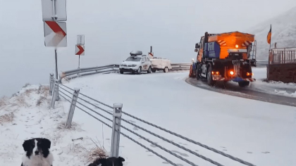 A nins pe Transfagarasan. Zapada are deja cativa centimetri - VIDEO A nins pe Transfagarasan. Zapada are deja cativa centimetri - VIDEO