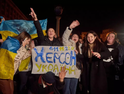 Imagini de la Kiev cu oamenii care au sarbatorit pe strazi eliberarea Hersonului de sub ocupatia rusa - FOTO Imagini de la Kiev cu oamenii care au sarbatorit pe strazi eliberarea Hersonului de sub ocupatia rusa - FOTO