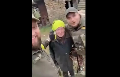 O batrana i-ar fi intampinat pe soldatii ucraineni in Herson cu munitie - VIDEO O batrana i-ar fi intampinat pe soldatii ucraineni in Herson cu munitie - VIDEO