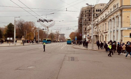 Circulatia troleibuzelor pe bulevradul Stefan cel Mare si Sfant - sistata partial, dupa ce a fost blocat de protestari. Cum este redirectionat transportul public