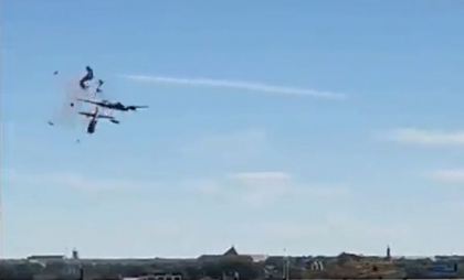 Doua avioane din perioada celui de-al Doilea Razboi Mondial s-au ciocnit si s-au prabusit in timpul unui spectacol aviatic din Texas - VIDEO 