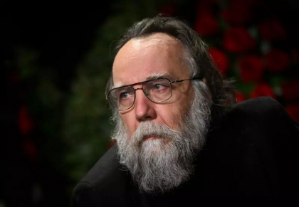Schimbare la 180 de grade. Dughin spune ca ii ramane fidel lui Putin dupa retragerea Rusiei din Herson Schimbare la 180 de grade. Dughin spune ca ii ramane fidel lui Putin dupa retragerea Rusiei din Herson