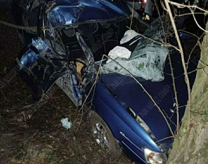 Un barbat a ajuns la terapie intensiva, dupa ce masina in care se afla s-a lovit intr-un copac, la Ribnita. Imagini de la locul accidentului - FOTO Un barbat a ajuns la terapie intensiva, dupa ce masina in care se afla s-a lovit intr-un copac, la Ribnita. Imagini de la locul accidentului - FOTO