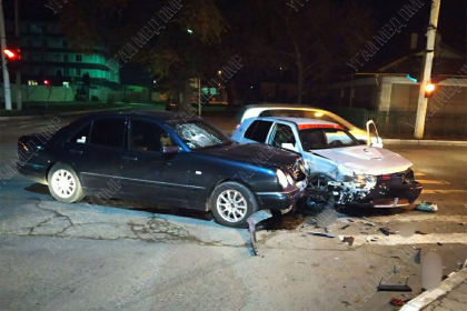 Un adolescent si un tanar au avut nevoie de ingrijiri medicale, dupa ce masina in care se aflau s-a lovit de un alt automobil, la Tighina - FOTO Un adolescent si un tanar au avut nevoie de ingrijiri medicale, dupa ce masina in care se aflau s-a lovit de un alt automobil, la Tighina - FOTO