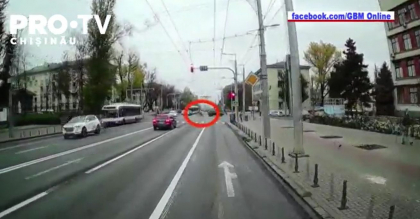 Un biciclist a fost lovit de un automobil pe o strada din capitala. Momentul a fost surprins de o camera de bord Un biciclist a fost lovit de un automobil pe o strada din capitala. Momentul a fost surprins de o camera de bord