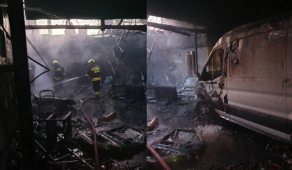 Un microbuz, o masina, dar si mai multe bunuri materiale au ars, dupa ce un atelier auto a fost cuprins de flacari, in capitala. Sase echipaje de pompieri au intervenit - FOTO Un microbuz, o masina, dar si mai multe bunuri materiale au ars, dupa ce un atelier auto a fost cuprins de flacari, in capitala. Sase echipaje de pompieri au intervenit - FOTO