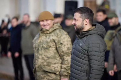 Bloggerii militari rusi, extrem de suparati ca armata lor nu a tras asupra lui Zelenski in timpul vizitei din Hersonul „rusesc”: „Nu vrem sa luptam cum trebuie!” Bloggerii militari rusi, extrem de suparati ca armata lor nu a tras asupra lui Zelenski in timpul vizitei din Hersonul „rusesc”: „Nu vrem sa luptam cum trebuie!”