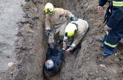 A cazut intr-un sant cu adancimea de peste doi metri. O femeie - scoasa de salvatori, la Ungheni - FOTO A cazut intr-un sant cu adancimea de peste doi metri. O femeie - scoasa de salvatori, la Ungheni - FOTO