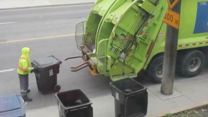 Un adolescent a murit dupa ce s-a urcat intr-un tomberon si a fost zdrobit de un camion de reciclare Un adolescent a murit dupa ce s-a urcat intr-un tomberon si a fost zdrobit de un camion de reciclare