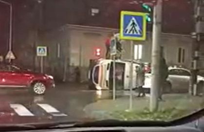 Accident in capitala. O ambulanta s-a rasturnat din cauza conditiilor climaterice nefavorabile. Imagini de la locul accidentului - VIDEO Accident in capitala. O ambulanta s-a rasturnat din cauza conditiilor climaterice nefavorabile. Imagini de la locul accidentului - VIDEO