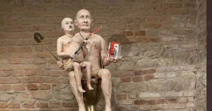”Naked killers”. O sculptura cu Putin gol stand pe WC si cu Lukasenko in brate, scoasa la licitatie pentru a cumpara o drona
”Naked killers”. O sculptura cu Putin gol stand pe WC si cu Lukasenko in brate, scoasa la licitatie pentru a cumpara o drona