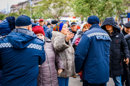 Politia: „16 persoane, printre care 3 copii fara supraveghere, au fost duse la inspectorat pentru identificare si documentare”