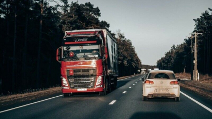 Un american s-a urcat pe un camion si s-a filmat in timp ce dansa. A murit dupa ce camionul a trecut pe sub un pod