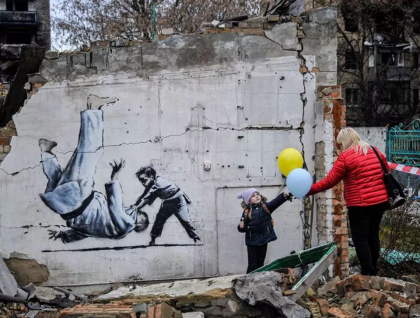 Artistul anonim de graffiti, Banksy, a publicat un video cu lucrarile sale din Ucraina - VIDEO Artistul anonim de graffiti, Banksy, a publicat un video cu lucrarile sale din Ucraina - VIDEO