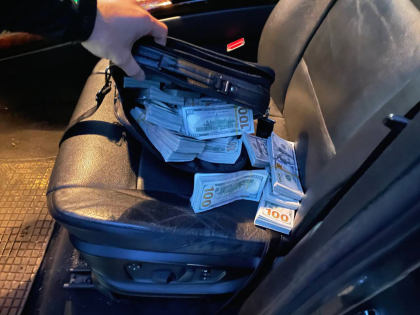 Doi ucraineni si un director de companie moldovean - retinuti pentru contrabanda cu valuta din Europa. PCCOCS: „In urma perchezitiilor, au fost ridicati circa 400.000 de dolari”