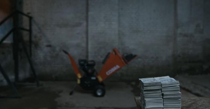Pentru ca David Beckham nu i-a raspuns la ultimatum, a aruncat 10.000 de lire intr-un tocator de crengi - VIDEO