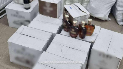 Un moldovean a incercat sa intre in Romania cu peste 240 de litri de alcool din Republica Moldova. Valoarea amenzii primita este dubla fata de cat valora marfa
Un moldovean a incercat sa intre in Romania cu peste 240 de litri de alcool din Republica Moldova. Valoarea amenzii primita este dubla fata de cat valora marfa
