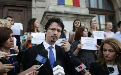 Judecatorul roman Cristi Danilet si fostul sef al Oficiului pentru Combaterea Spalarii Banilor din Romania, Daniel-Marius Staicu, au primit cetatenia Republicii Moldova