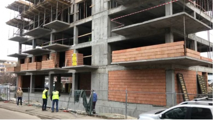 Un barbat a ajuns in stare grava la spital, dupa ce a cazut in gol de la etajul trei al unui bloc in constructie, la Soroca. Politia: "Nu era angajat la munca in compania data" Un barbat a ajuns in stare grava la spital, dupa ce a cazut in gol de la etajul trei al unui bloc in constructie, la Soroca. Politia: "Nu era angajat la munca in compania data"