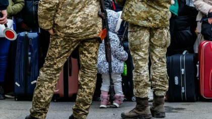 Trei soldati rusi care au violat o mama si pe fiica acesteia in Ucraina, batuti cu scaunele de propriii camarazi si superiori Trei soldati rusi care au violat o mama si pe fiica acesteia in Ucraina, batuti cu scaunele de propriii camarazi si superiori