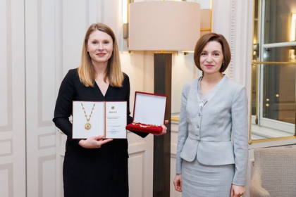 Maia Sandu i-a oferit scriitoarei Tatiana Tibuleac cea mai inalta distinctie a Republicii Moldova - „Ordinul Republicii”, la Paris - FOTO 