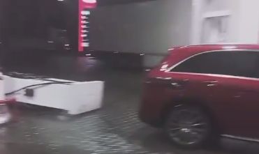 O soferita din Ploiesti a plecat din benzinarie cu tot cu pompa de alimentare. Imaginile surprinse de un martor au devenit virale - VIDEO