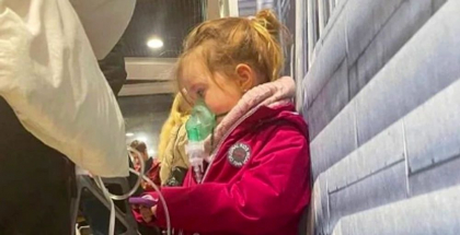 Imagine virala: o fetita si-a conectat inhalatorul la generatorul unei benzinarii din Ucraina
Imagine virala: o fetita si-a conectat inhalatorul la generatorul unei benzinarii din Ucraina