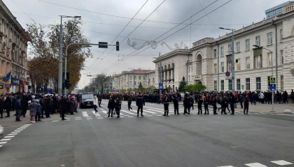 Centrul capitalei - blocat de protestarii partidului SOR. Circulatia troleibuzelor pe bulevardul Stefan cel Mare - sistata
