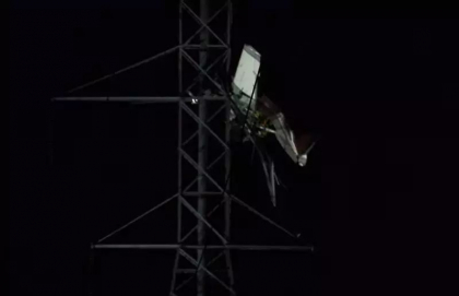 SUA: Un avion prabusit peste linii electrice a provocat intreruperi masive de curent electric in apropiere de Washington - VIDEO SUA: Un avion prabusit peste linii electrice a provocat intreruperi masive de curent electric in apropiere de Washington - VIDEO