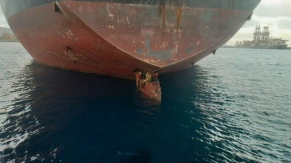 Trei migranti au calatorit 11 zile pe carma unui petrolier. Cum i-a descoperit paza de coasta Trei migranti au calatorit 11 zile pe carma unui petrolier. Cum i-a descoperit paza de coasta