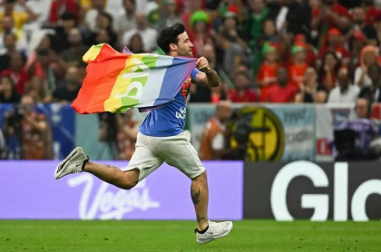 Ce nu s-a vazut la TV. Mesajele cenzurate transmise de fanul care a intrat pe teren la Portugalia - Uruguay - FOTO 