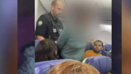 „Isus mi-a spus”. O femeie a vrut sa deschida usa avionului in mijlocul zborului si a muscat un pasager care a vrut s-o opreasca
„Isus mi-a spus”. O femeie a vrut sa deschida usa avionului in mijlocul zborului si a muscat un pasager care a vrut s-o opreasca