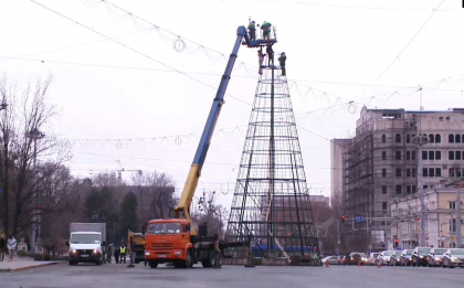 Pomul de Craciun este instalat deja in Piata Marii Adunari Nationale. Muncitorii au amplasat primele elemente din bradul artificial - FOTO