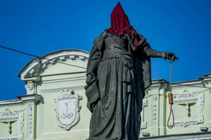 Ucrainenii continua „de-rusificarea” cu statuia imparatesei Ecaterina cea Mare din Odesa
