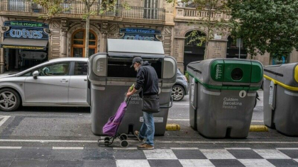 Un roman care cauta in gunoaie in Barcelona a gasit o valiza intr-o pubela. A avut un soc cand a deschis-o Un roman care cauta in gunoaie in Barcelona a gasit o valiza intr-o pubela. A avut un soc cand a deschis-o