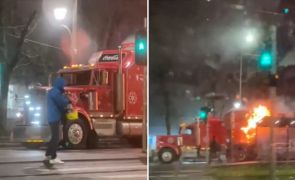 TIR-ul publicitar al companiei Coca-Cola a luat foc pe strazile din Bucuresti - VIDEO