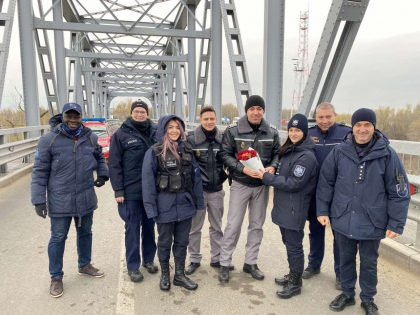 Si-au dat intalnire la linia de frontiera, la mijloc de pod, peste Prut. Cum si-au felicitat politistii de frontiera moldoveni colegii din Romania - FOTO Si-au dat intalnire la linia de frontiera, la mijloc de pod, peste Prut. Cum si-au felicitat politistii de frontiera moldoveni colegii din Romania - FOTO