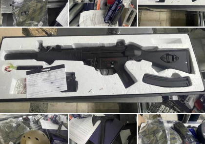 O arma airsoft - gasita in bagajele unui pasager a unui microbuz ce venea din Romania, la vama Leuseni - FOTO O arma airsoft - gasita in bagajele unui pasager a unui microbuz ce venea din Romania, la vama Leuseni - FOTO